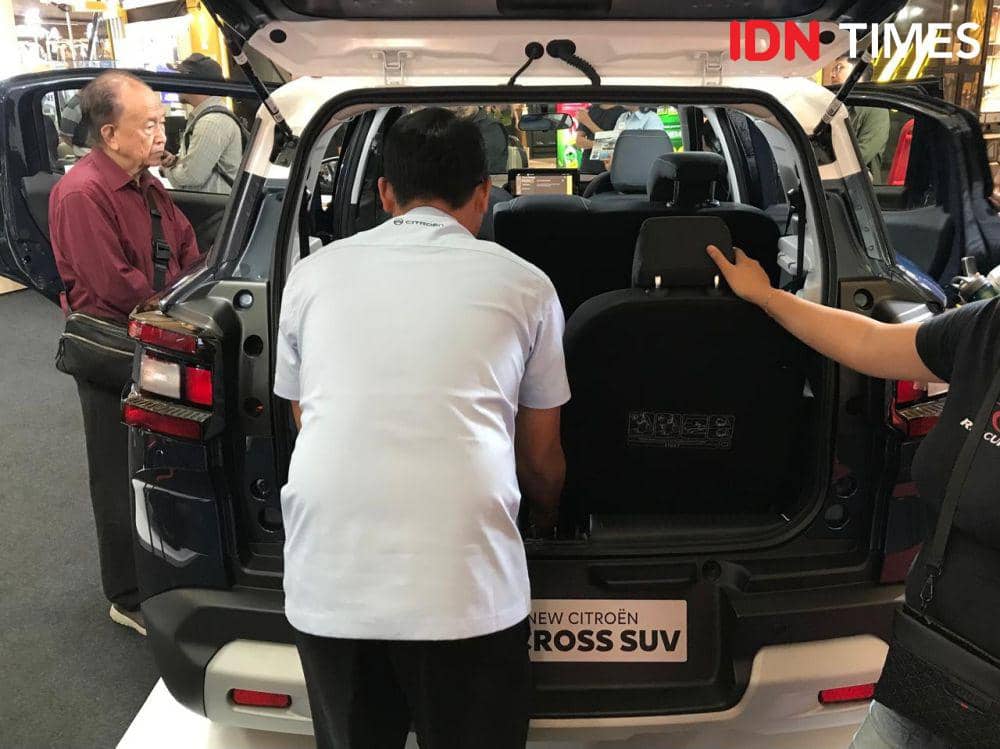 Masyarakat melihat secara detail mobil Citroen C3 Aircross SUV saat dipamerkan di Semarang. (IDN Times/Dhana Kencana)