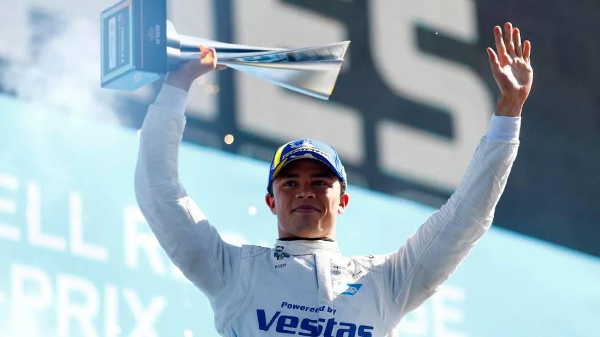 Nyck de Vries mengangkat trofi kemenangan balapan ke-2 E-Prix Berlin 2022. (fiaformulae.com)