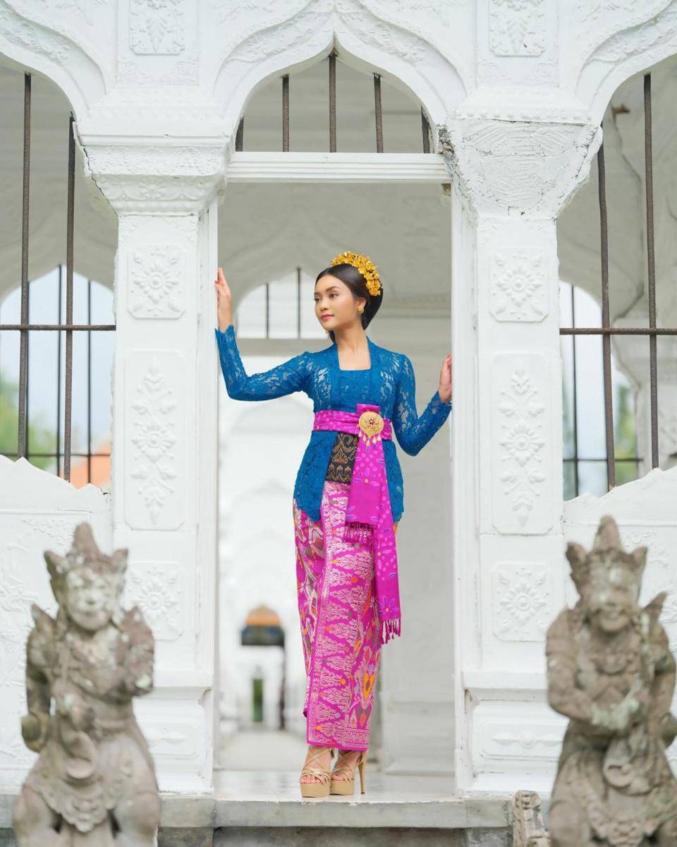 kebaya Bali yang mewah (instagram.com/officialputeriindonesia)