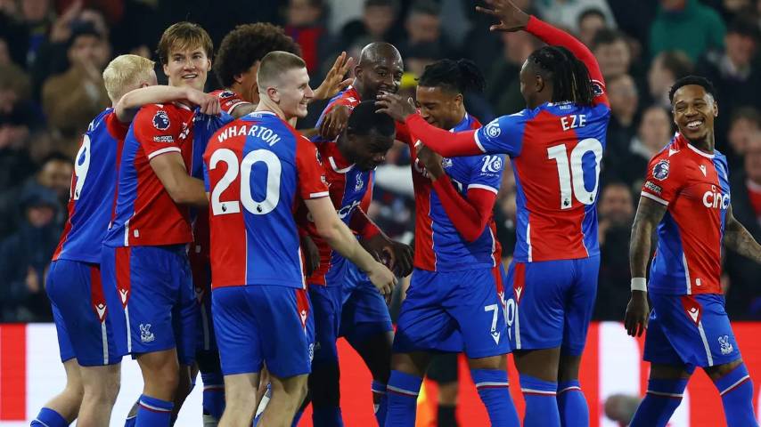 Para pemain Crystal Palace merayakan kemenangan 4-0 atas MU pada pekan 36 EPL. (premierleague.com)