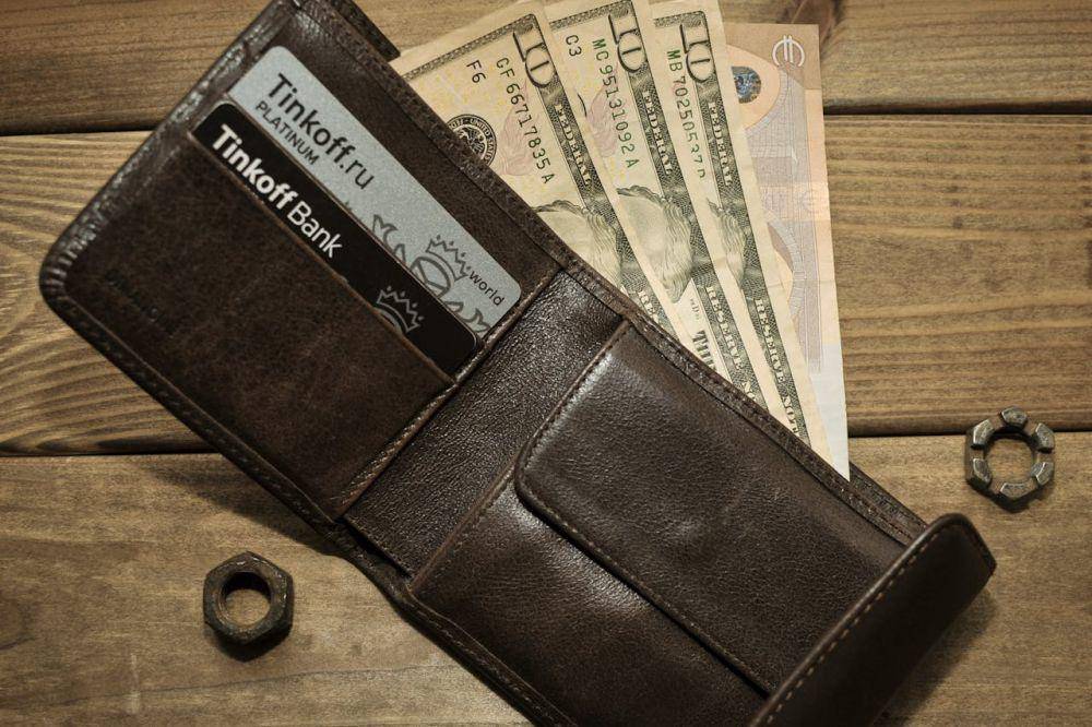 Foto dompet dan uang (pexels.com/Natasha Chebanoo)