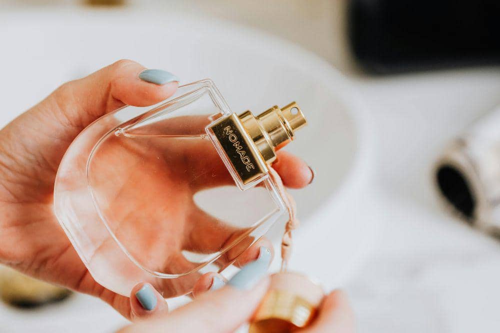 ilustrasi orang memegang botol parfum (pexels.com/Karolina Grabowska)