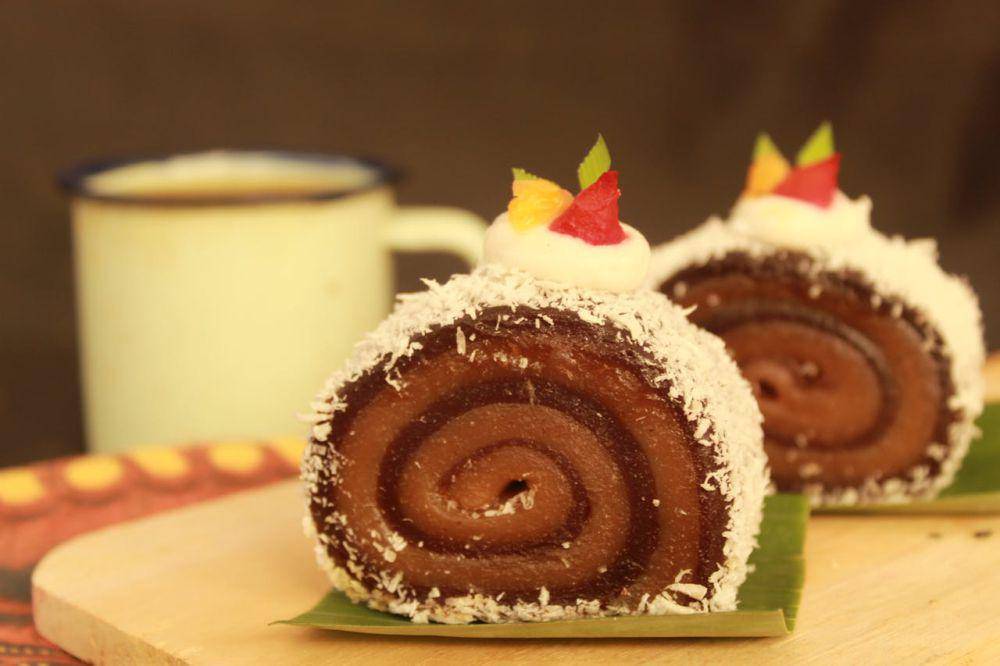 ilustrasi cake roll dengan topping kelapa (pexels.com/Rosita Eka Sukmawati)