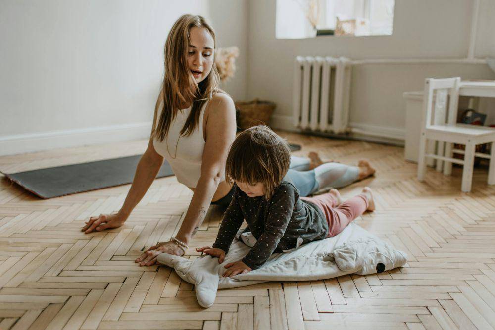 Ilustrasi ibu dan anak olahraga bersama (pexels.com/Valeria Ushakova)