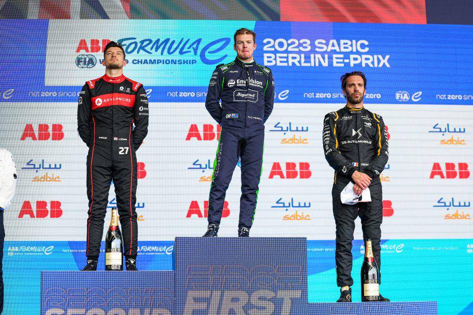 Nick Cassidy (tengah) menjuarai balapan ke-2 E-Prix Berlin 2023 diikuti Jake Dennis (kiri) di podium kedua dan Jean-Eric Vergne (kanan) di podium ketiga. (fia.com)