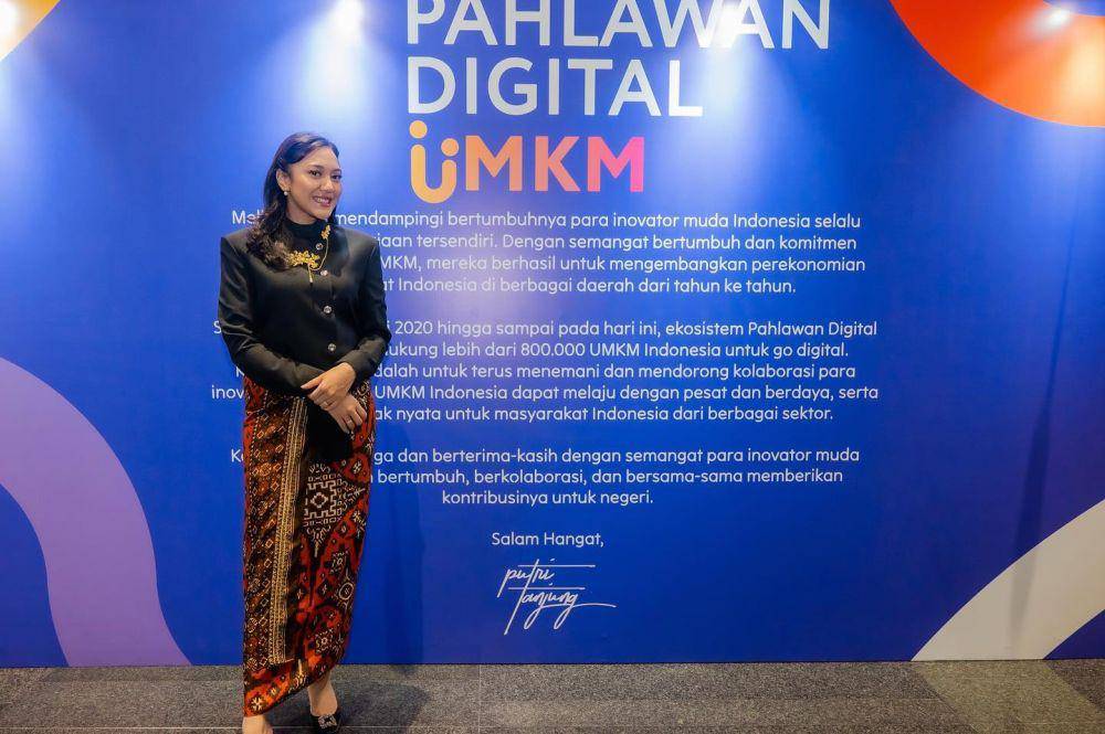 Gaya Artis Pakai Kebaya Janggan Hitam (instagram.com/putri_tanjung)