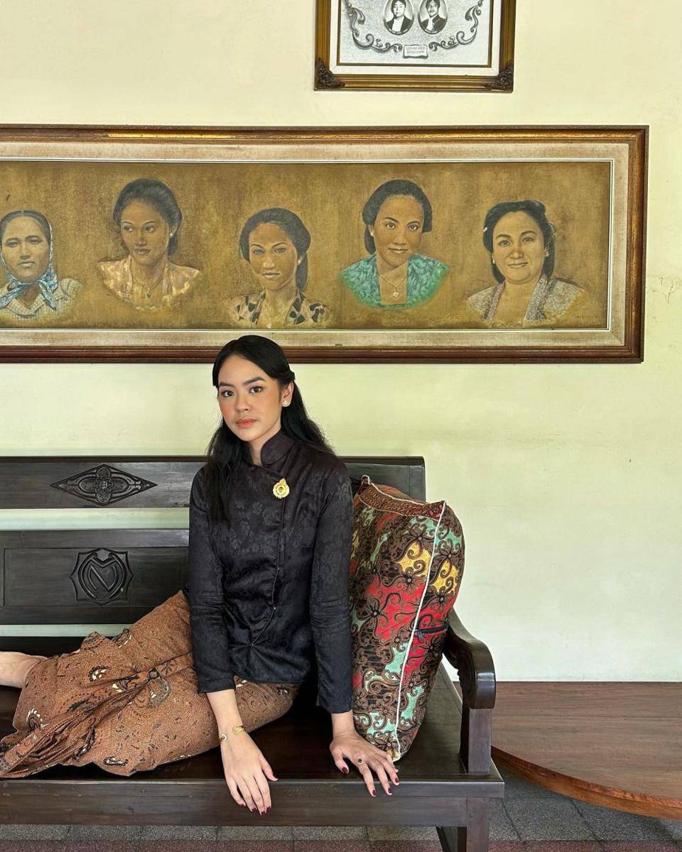 Gaya Artis Pakai Kebaya Janggan Hitam (instagram.com/raniaayamin)