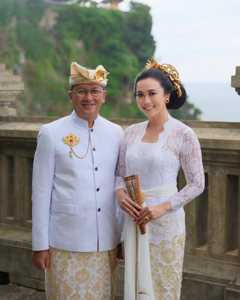 kebaya Bali yang mewah (instagram.com/rosanroeslani)