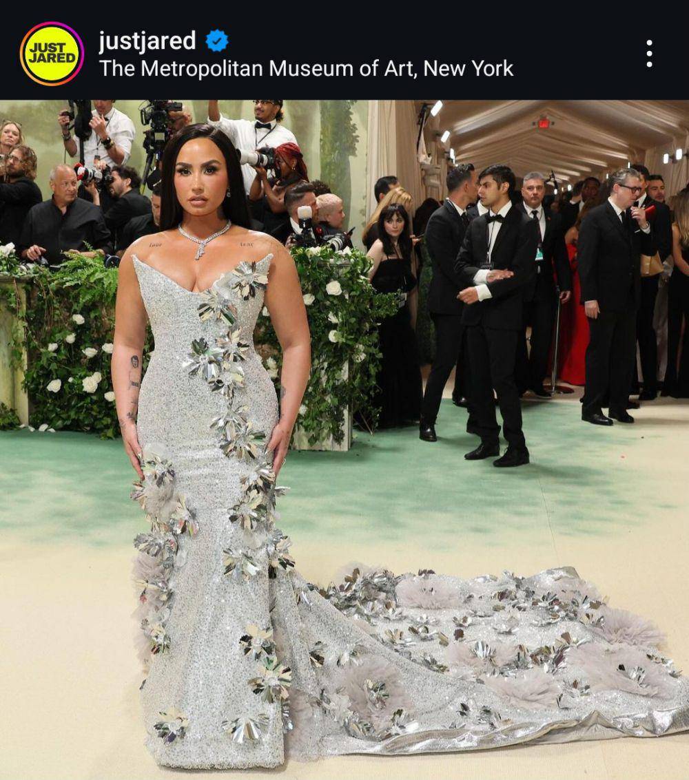 Demi Lovato di Met Gala 2024 (instagram.com/justjared)
