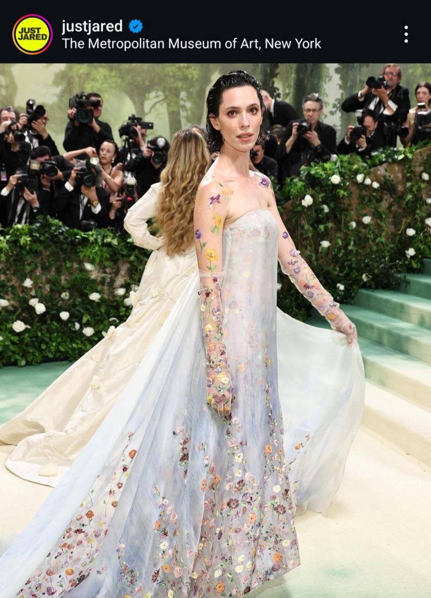 Rebecca Hall di Met Gala 2024 (instagram.com/justjared)