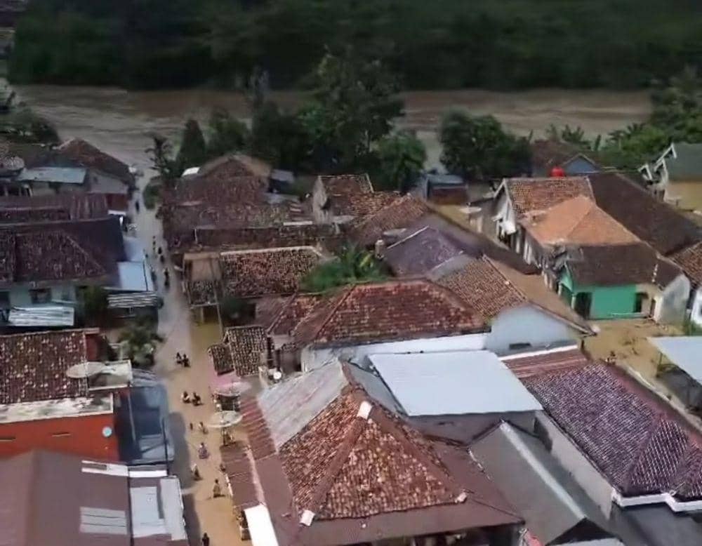 Basarnas Palembang Turunkan Tim Evakuasi Warga Terdampak Banjir di OKU