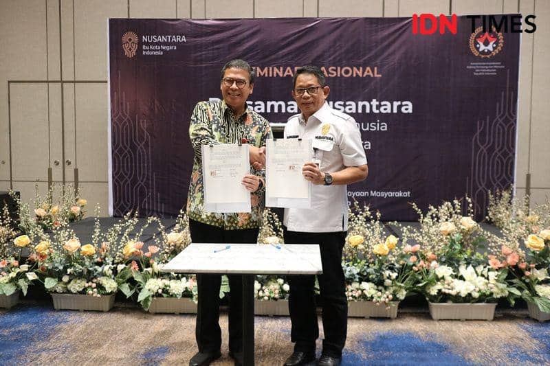 Deputi Alimuddin dan Deputi R Nunung Nuryartono menujukan naskah Perjanjian Kerjasama penanggulangan kemiskinan di IKN(IDN Times/Ervan)