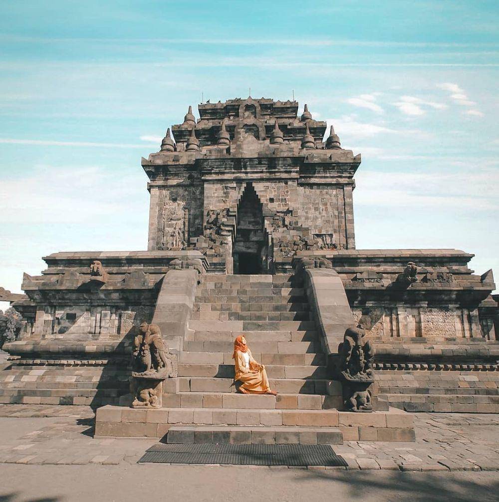 Candi Mendut, Magelang (instagram.com/evvaant)