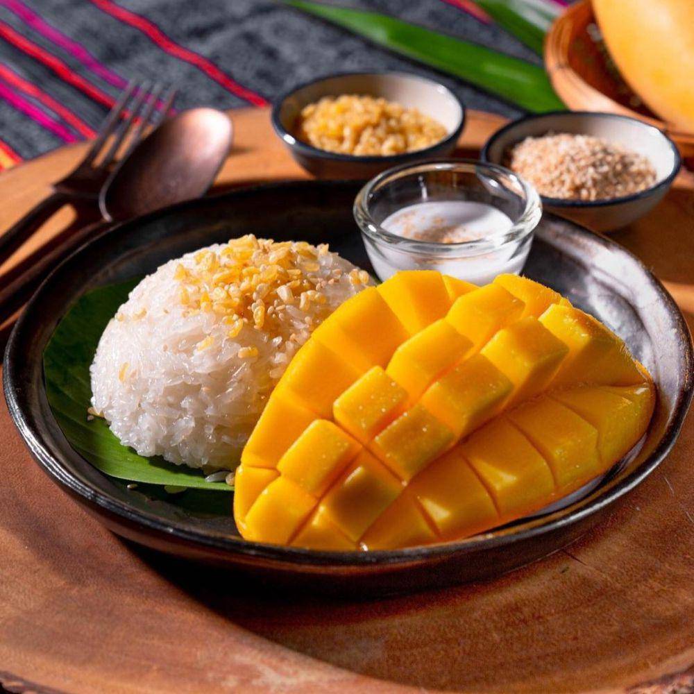 khao niao mamuang (instagram.com/grandmascookingschool)
