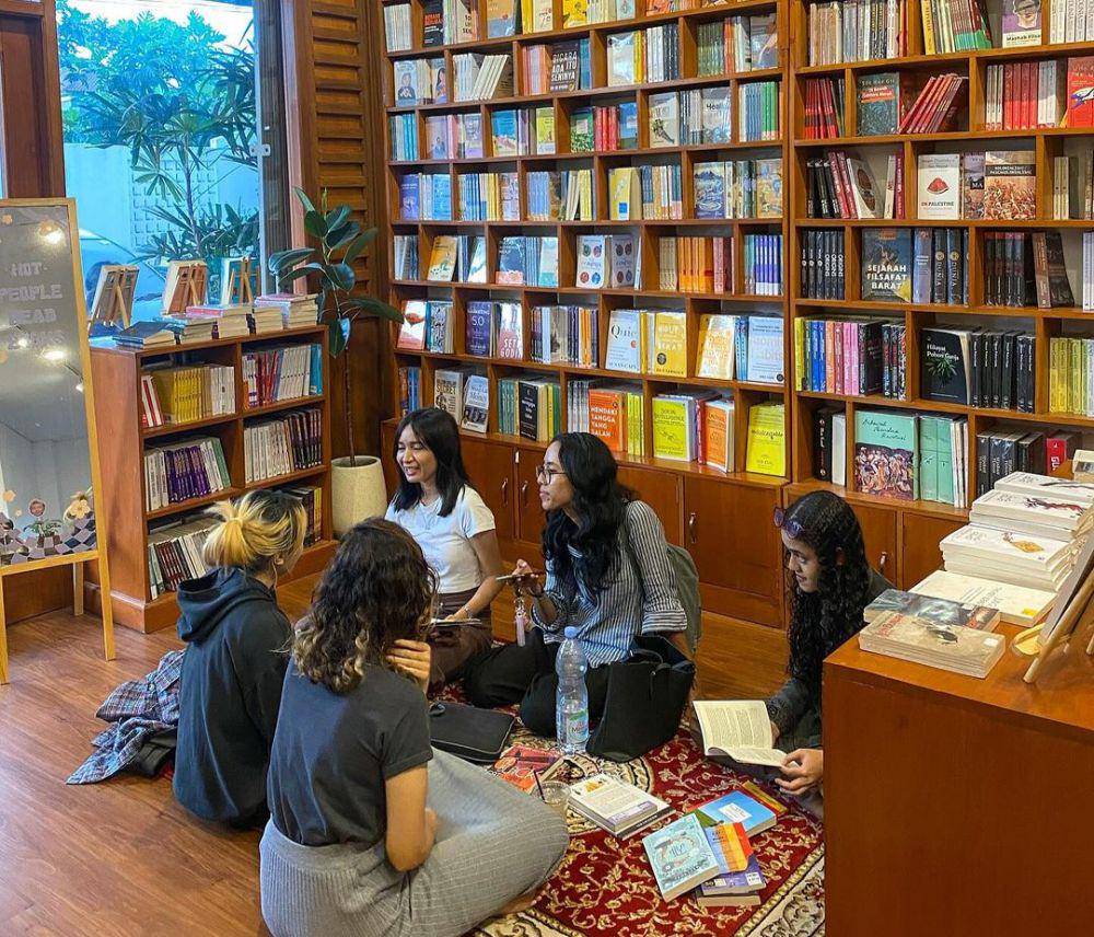 potret suasana baca buku di Solusi Buku (instagram.com/solusibuku)