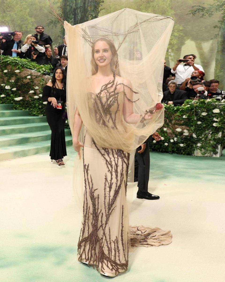 Lana Del Rey hadiri Met Gala 2024 (instagram.com/alexandermcqueen)