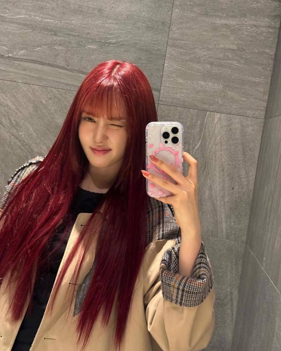potret terbaru Yoon STAYC dengan rambut merah (instagram.com/stayc_highup)
