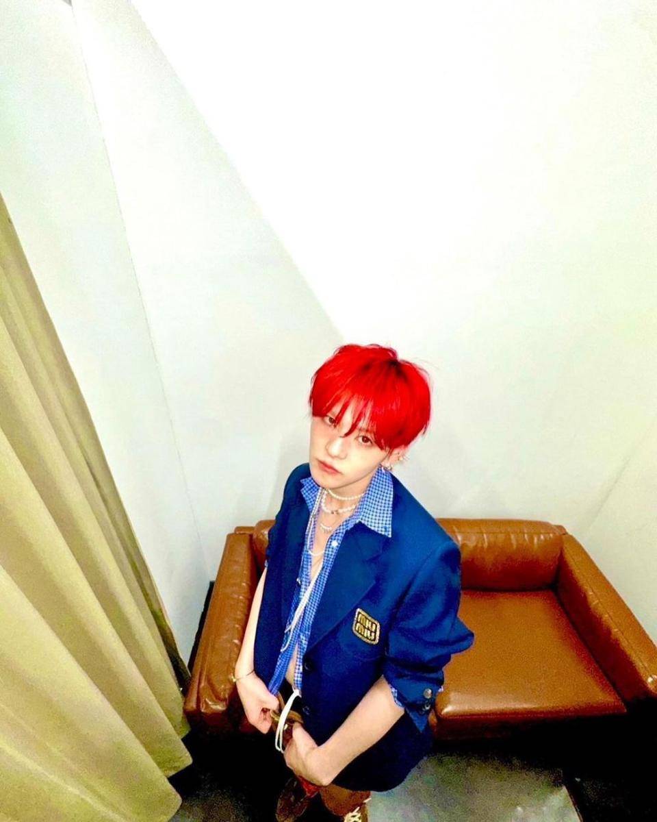 potret terbaru Yoshi TREASURE dengan rambut merah (instagram.com/yg_treasure_official)