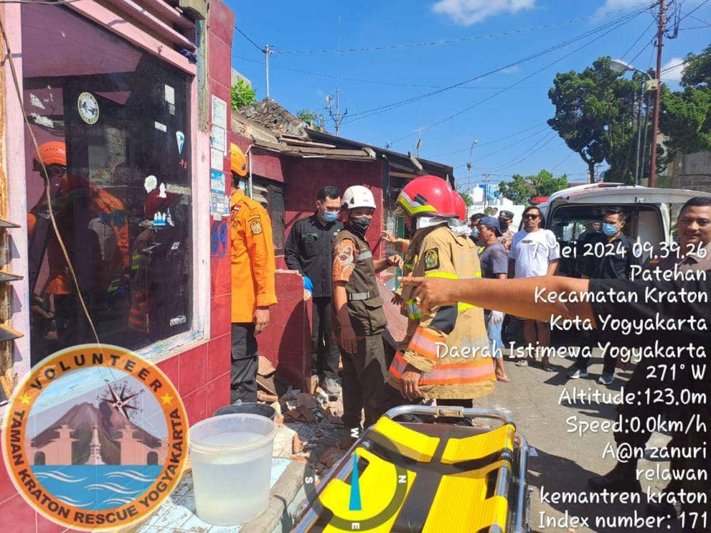 Seorang tukang bangunan meninggal dunia saat pembongkaran rumah di Nagan Kidul, Kota Yogyakarta, Selasa (7/5/2024). (Instagram/volunteer_taman_kraton_rescue)