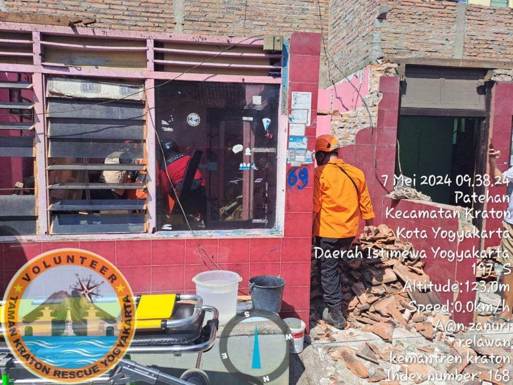 Seorang tukang bangunan meninggal dunia saat pembongkaran rumah di Nagan Kidul, Kota Yogyakarta, Selasa (7/5/2024). (Instagram/volunteer_taman_kraton_rescue)