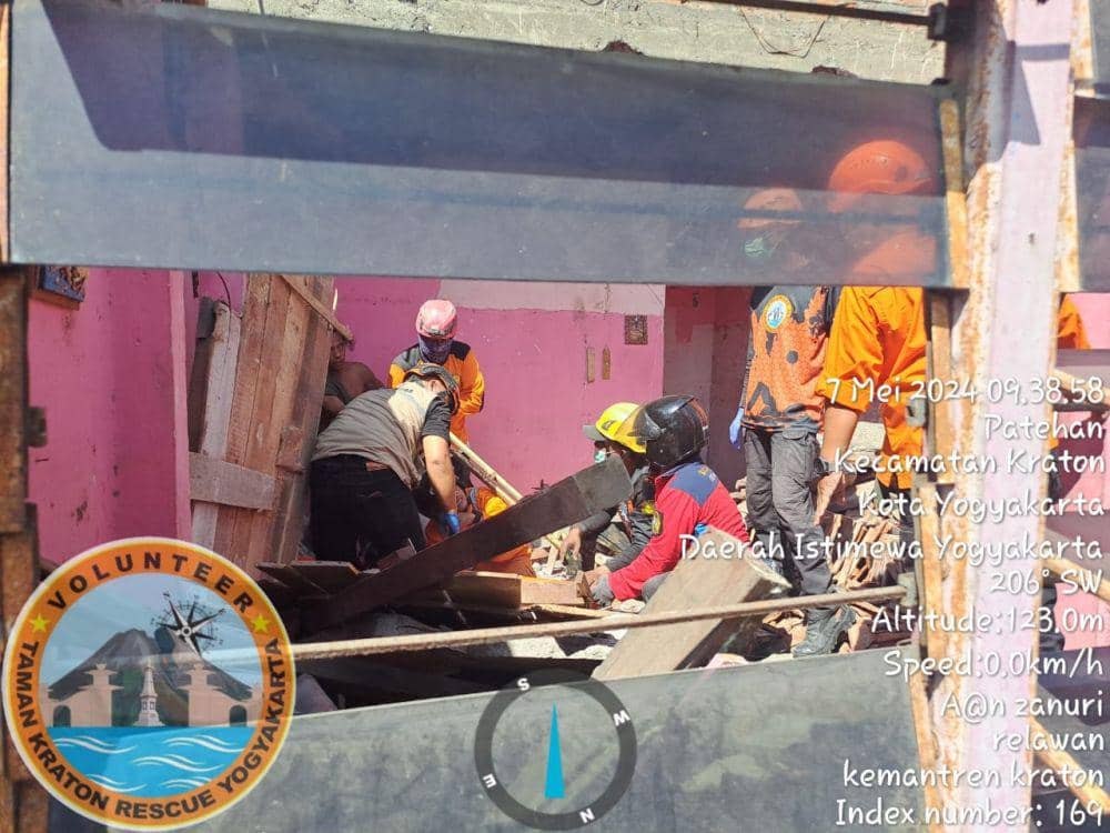 Seorang tukang bangunan meninggal dunia saat pembongkaran rumah di Nagan Kidul, Kota Yogyakarta, Selasa (7/5/2024). (Instagram/volunteer_taman_kraton_rescue)