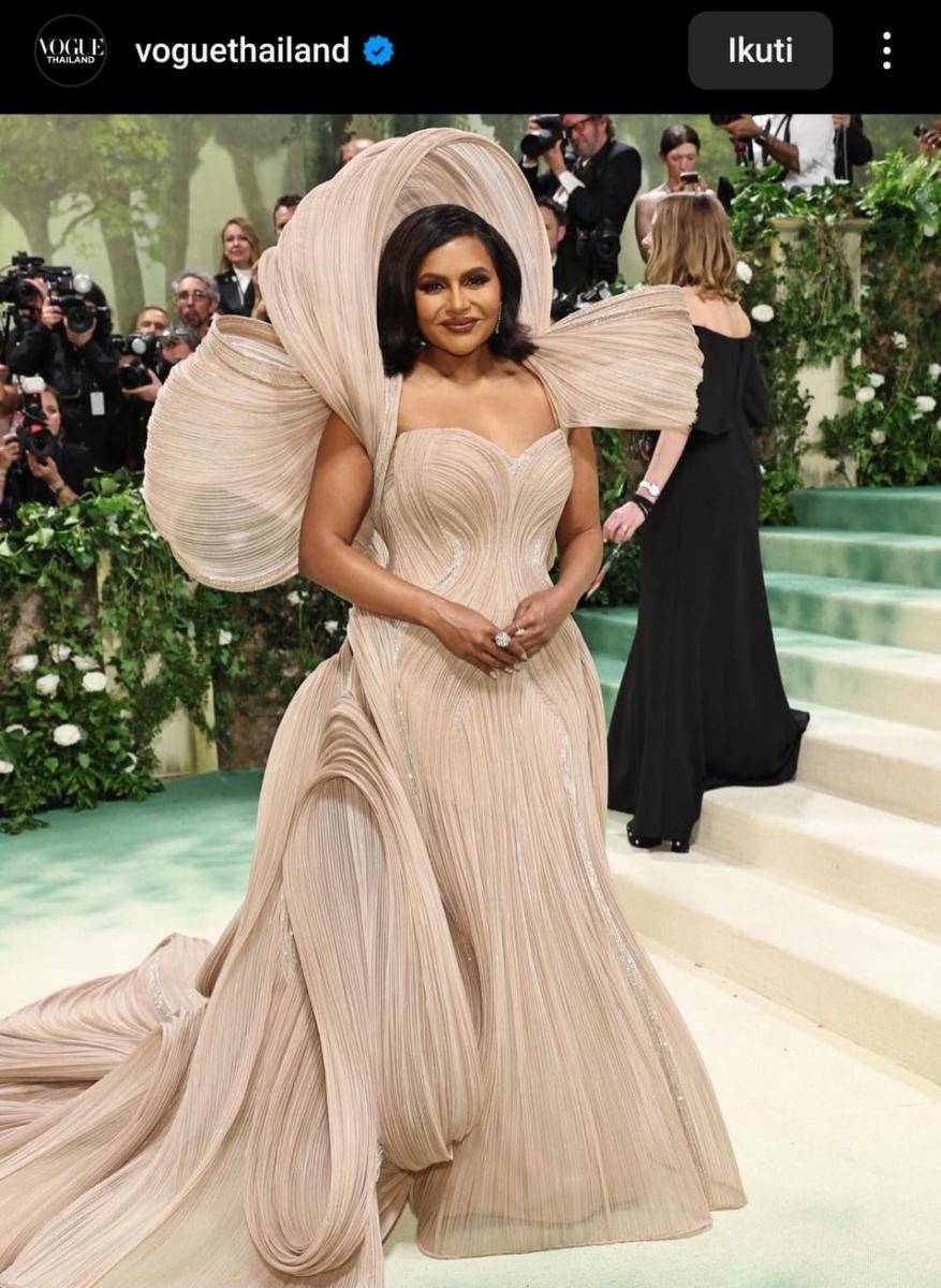 Mindy Kaling memakai gaun bergaya Sculptural nuansa beige rancangan Gaurav Gupta (instagram.com/voguethailand)