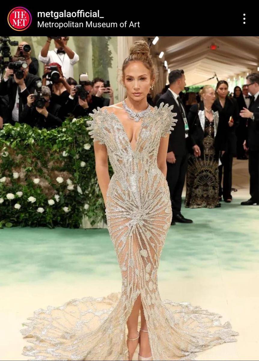 Jennifer Lopez mengenakan gaun berwarna beige karya Schiaparelli (instagram.com/metgalaofficial_)