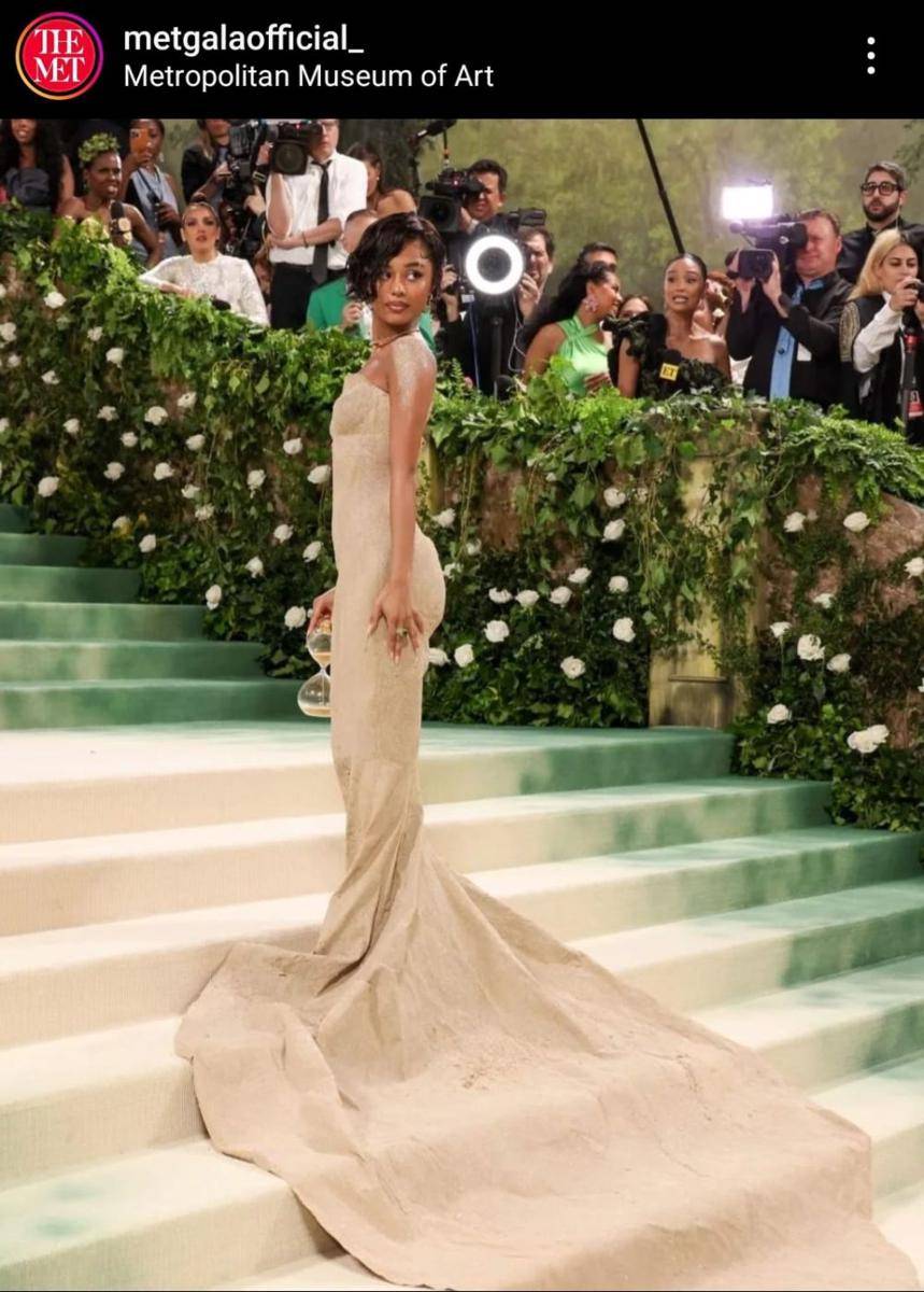 Tyla mengenakan gaun strapless Balmain rancangan Olivier Rousteing (instagram.com/metgalaofficial_)