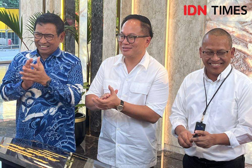 Wakil Menteri BUMN, Kartika Wirjoatmodjo (tengah) dan Direktur Utama PT Pegadaian, Damar Latri Setiawan dalam peresmian The Gade Tower. (IDN Times/Ridwan Aji Pitoko)