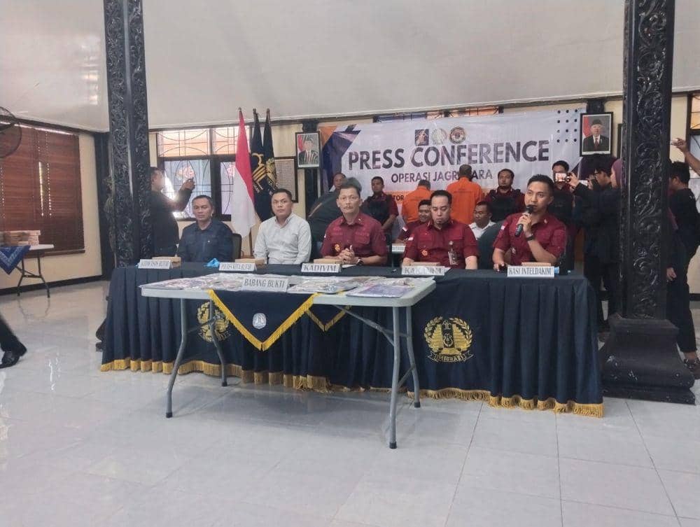Petugas Imigrasi Blitar saat merilis penangkapan dua WNA asal Pakistan. IDN Times/ Blitar