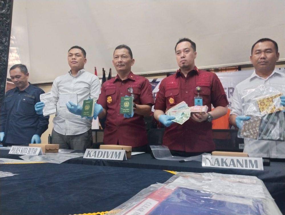 Petugas Imigrasi Blitar saat merilis penangkapan dua WNA asal Pakistan. IDN Times/ Blitar