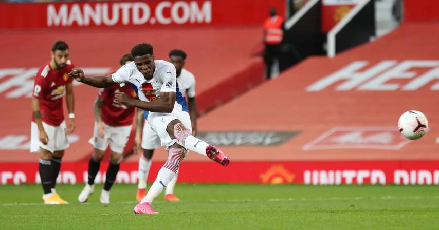 Wilfred Zaha mencetak gol ke gawang MU pada pekan 2 EPL 2020/2021. (premierleague.com)