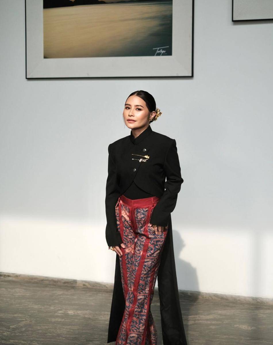 Gaya Artis Pakai Kebaya Janggan Hitam (instagra.com/wilsenwillimofficial)