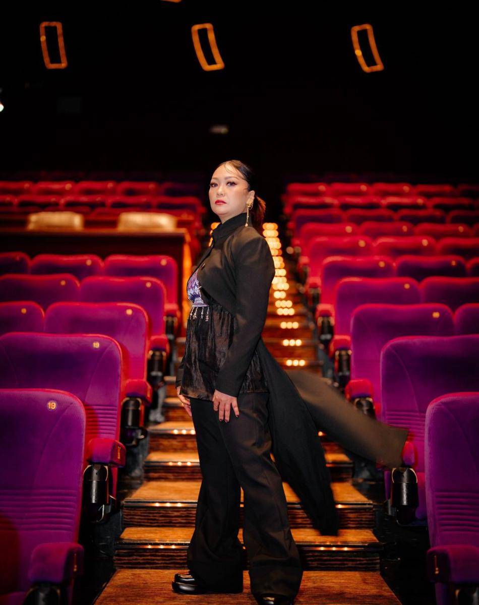 Gaya Artis Pakai Kebaya Janggan Hitam (instagram.com/wilsenwillimofficial)