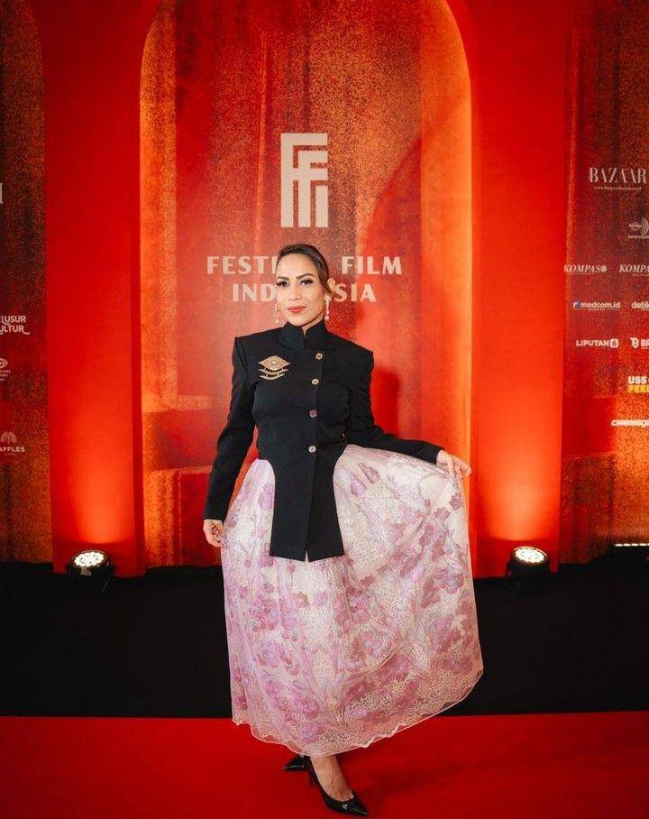 Gaya Artis Pakai Kebaya Janggan Hitam (instagram.com/wilsenwillimofficial)