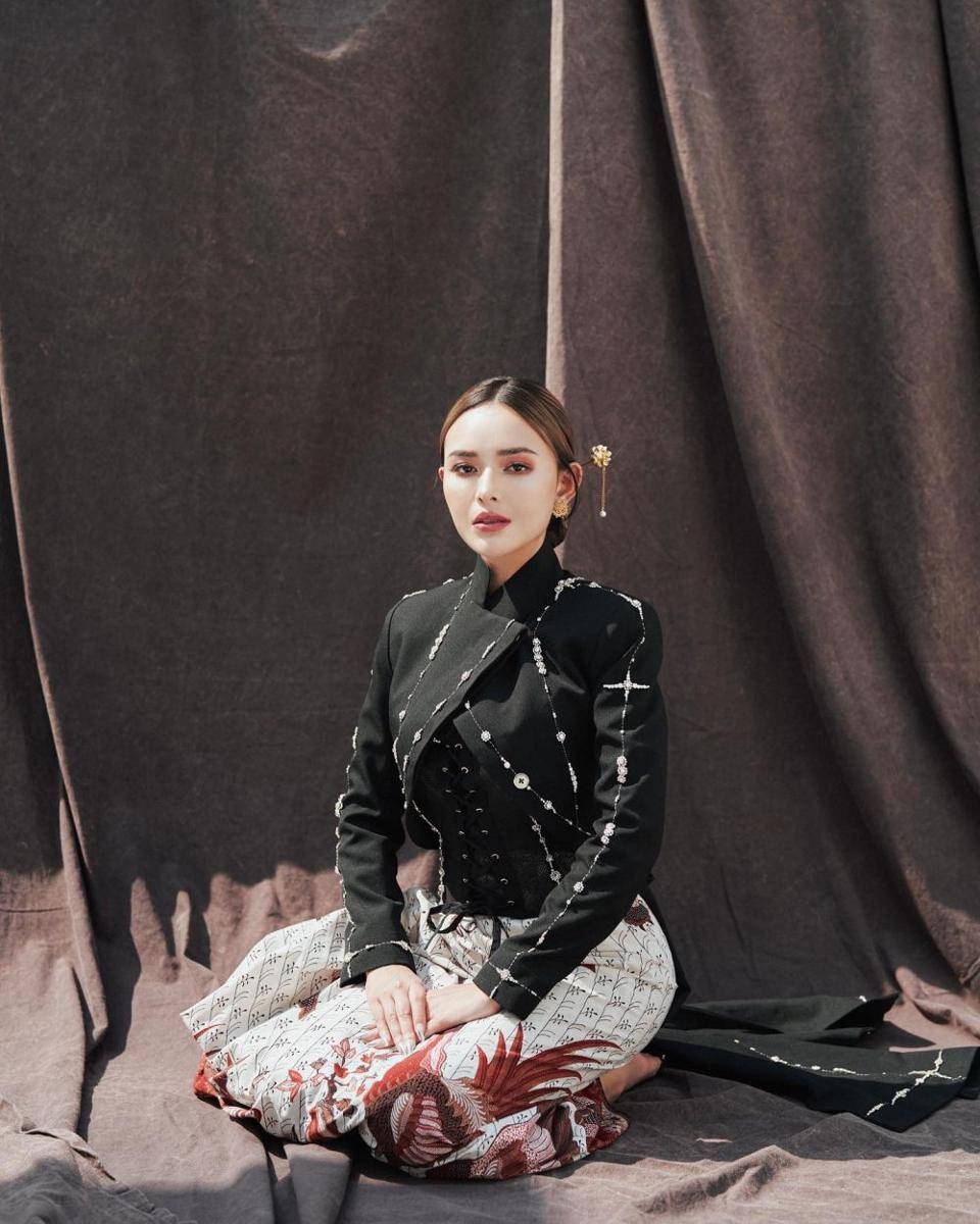 Gaya Artis Pakai Kebaya Janggan Hitam (instagaram.com/winstongomez)