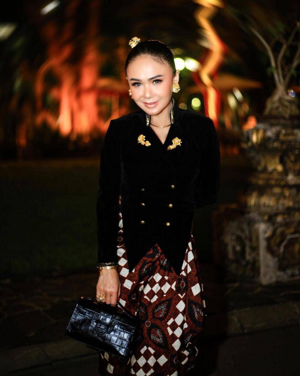 Gaya Artis Pakai Kebaya Janggan Hitam (instagram.com/yunishara36)