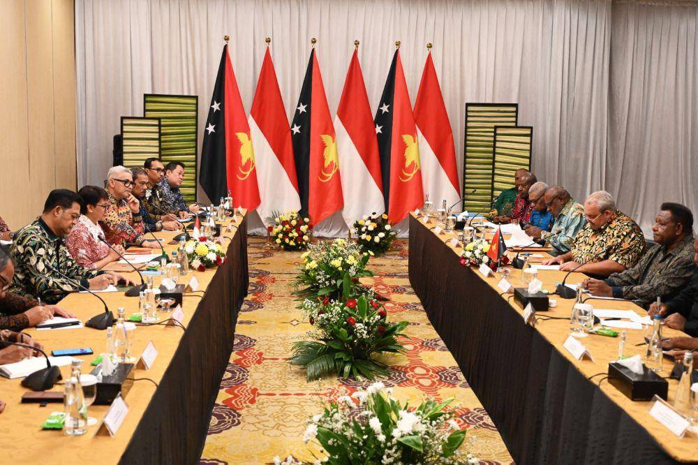 Menteri Luar Negeri RI Retno Marsudi dan Menteri Luar Negeri Papua Nugini Justin Tkatchenko. (dok. Kemlu RI)