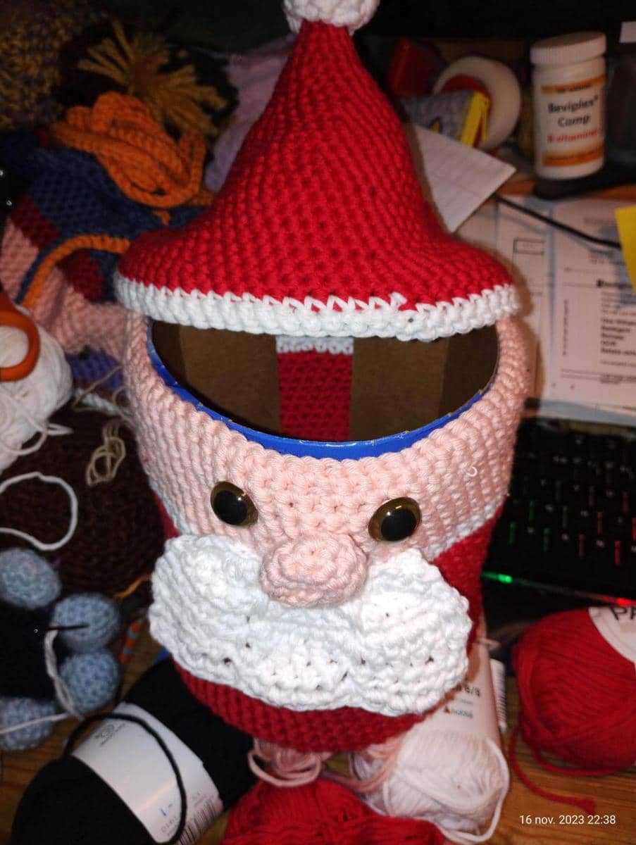 potret rajutan tangan bungkus stoples (reddit.com/user/BilliePannkaka)