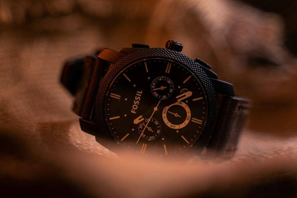ilustrasi jam tangan Fossil dari jarak dekat (Unsplash.com/Amol Tyagi)