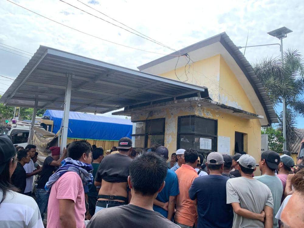 Puluhan sopir Dum Truk saat melakukan aksi unjuk rasa (IDN Times/Ruhaili)