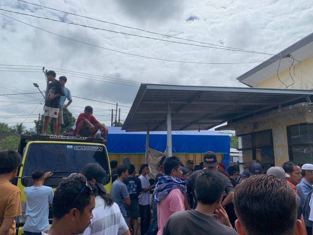 Puluhan Sopir Truk Blokade Jalan di Perbatasan Lotim-Loteng