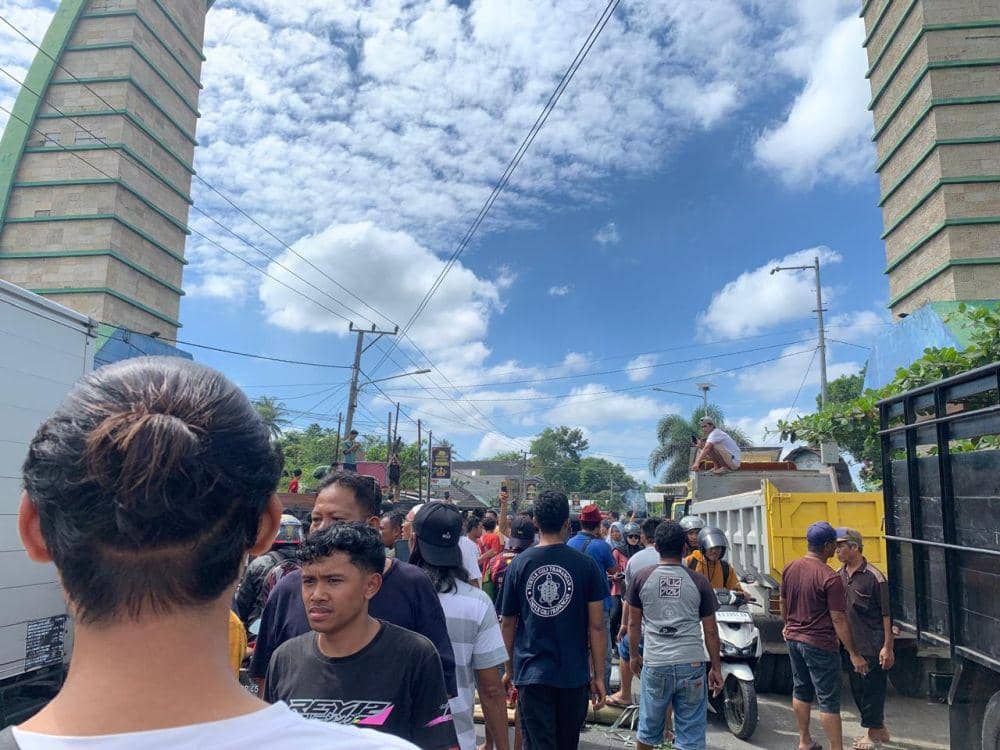 Puluhan sopir Dum Truk saat melakukan aksi unjuk rasa (IDN Times/Ruhaili)