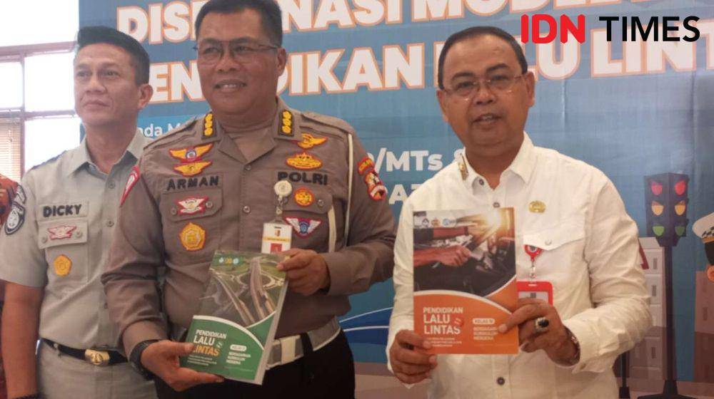 Buku modul tertib lalu lintas sebagai bahan ajar sekolah di NTB mulai jenjang SD sampai SMA. (IDN Times/Muhammad Nasir)