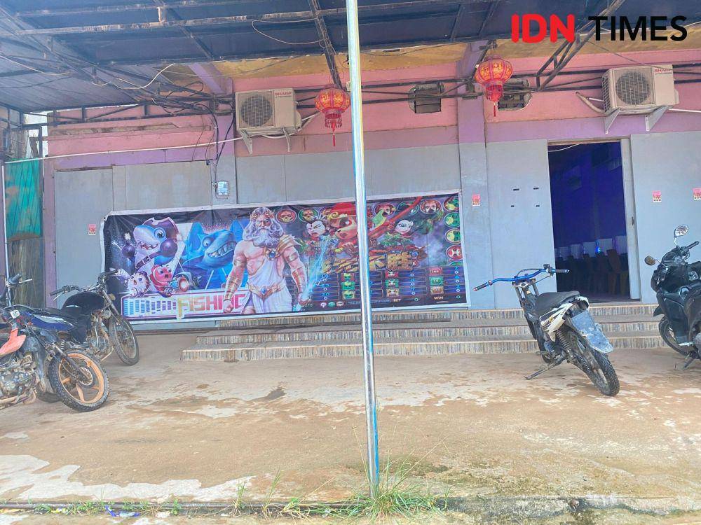 Bahkan ada ruko yang terang-tetangan pampang baliho judi di Ketapang. (IDN Times/istimewa).