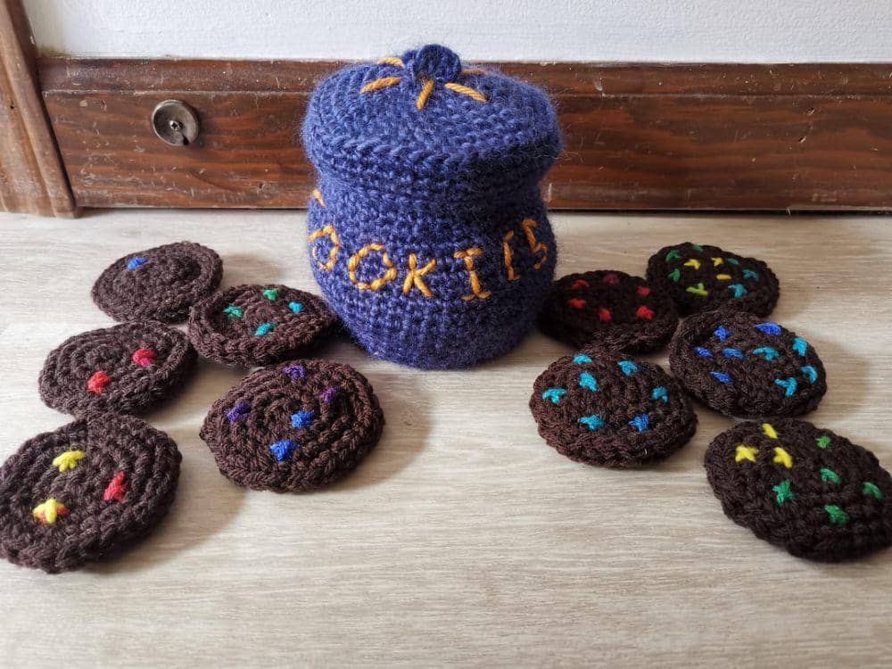 potret rajutan tangan bungkus stoples (reddit.com/user/Serious-Razzmatazz-1)