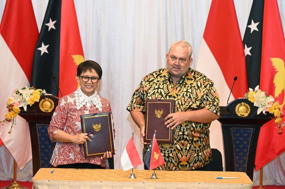Menteri Luar Negeri RI Retno Marsudi dan Menteri Luar Negeri Papua Nugini Justin Tkatchenko. (dok. Kemlu RI)