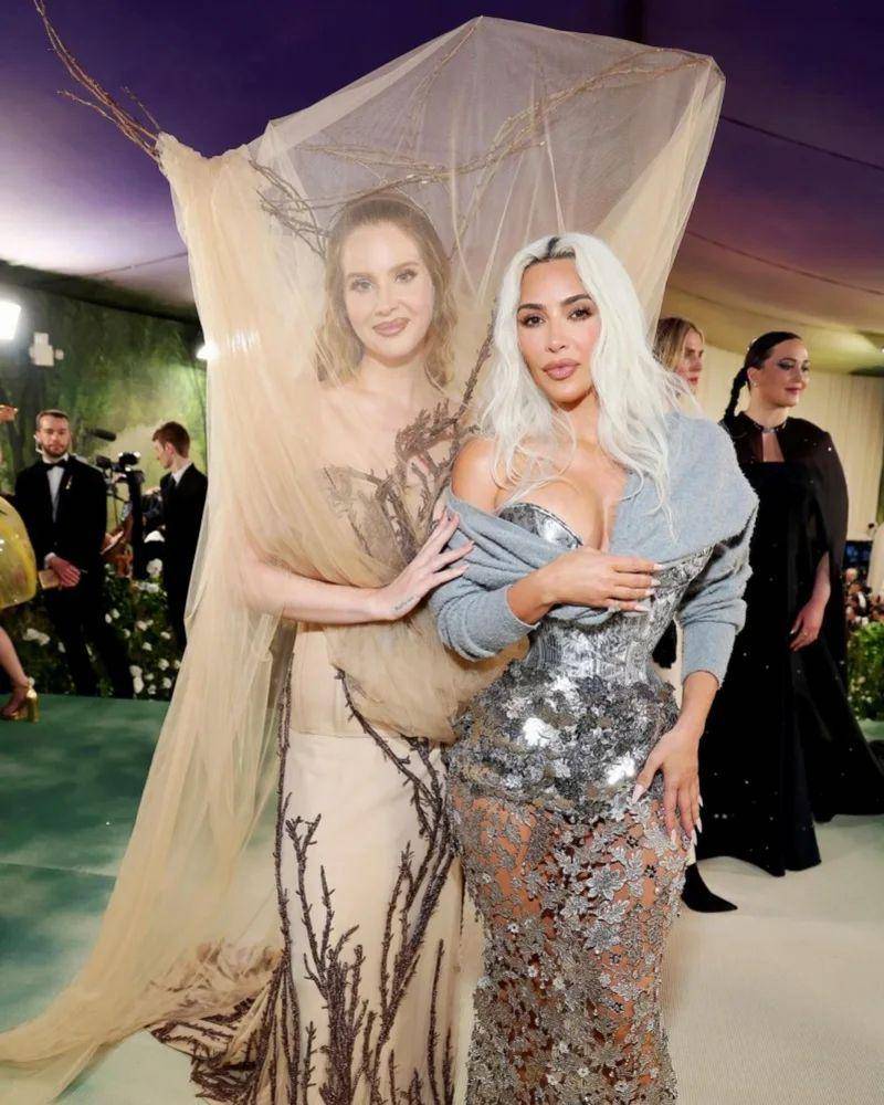 Potret Lana Del Ray dan Kim Kardashian di Met Gala 2024 (Instagram.com/metgalaofficial_)