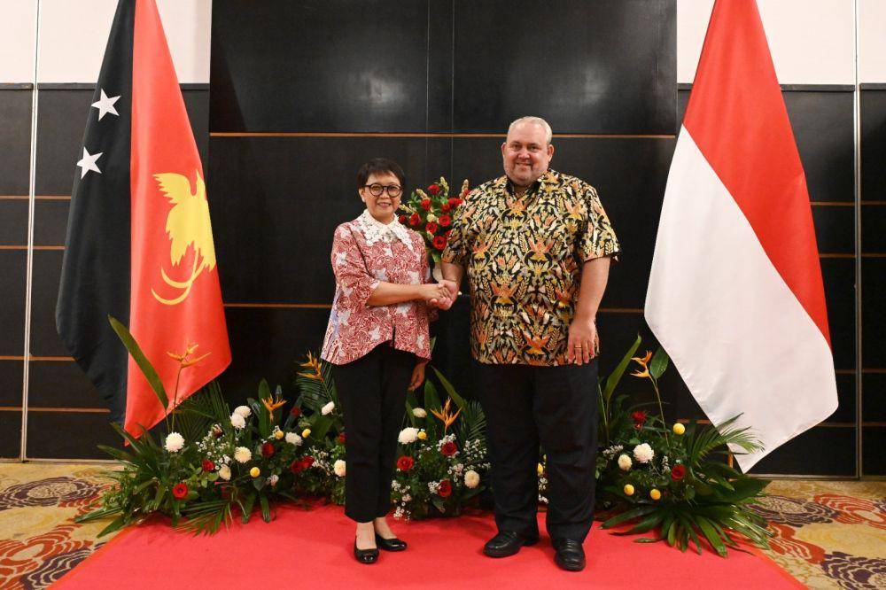 Menteri Luar Negeri RI Retno Marsudi dan Menteri Luar Negeri Papua Nugini Justin Tkatchenko. (dok. Kemlu RI)