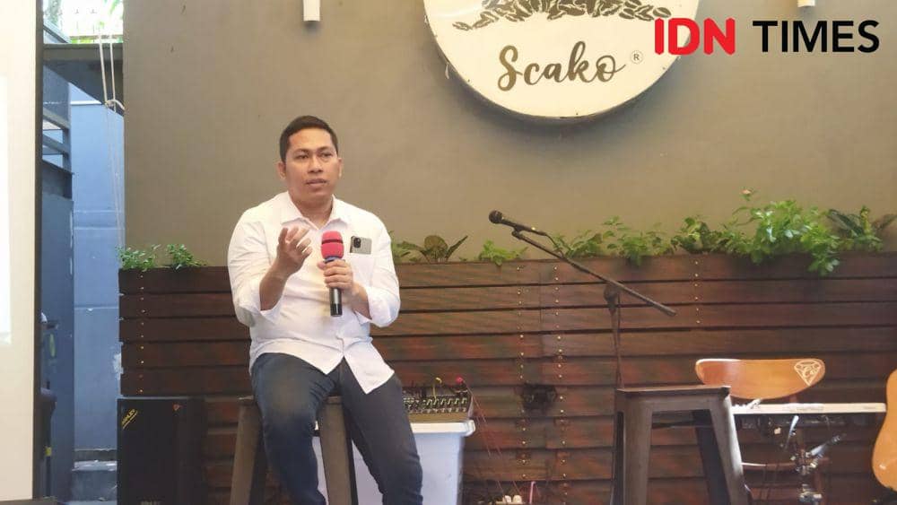 Kepala Seksi Teknologi Informasi dan Komunikasi Keimigrasian Kantor Imigrasi Balikpapan Adrian Sutrisno, Selasa (7/5/2024). (IDN Times/Sri.Wibisono)